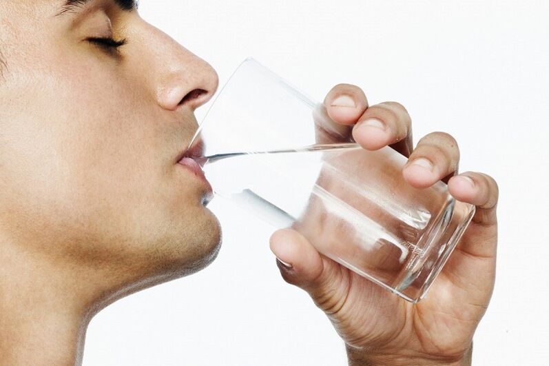 muž pije 7 kg vody na chudnutie týždenne