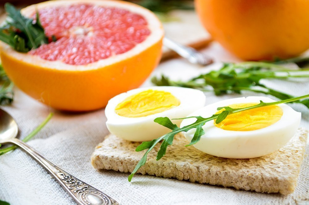 Vajíčko natvrdo a polovica grapefruitu sú štandardné raňajky prvých týždňov Maggi diéty. 