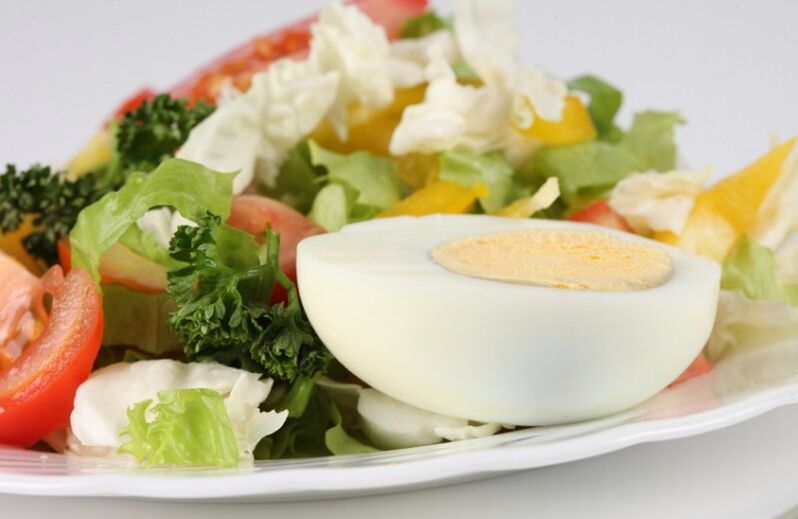 Čerstvý zeleninový šalát s vareným vajíčkom v diétnom menu Maggi
